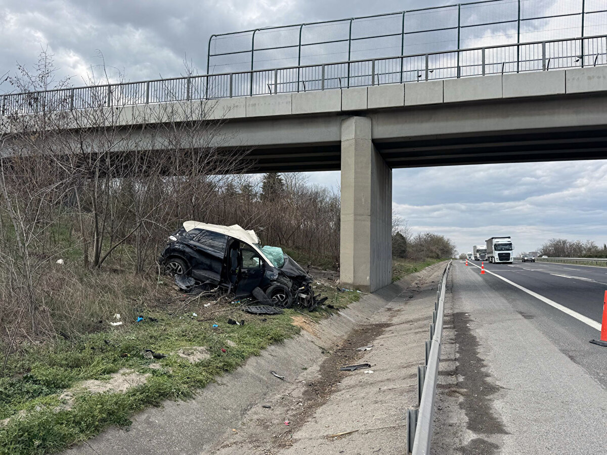 ​Kaza, TEM Otoyolu Çorlu gişeler mevkisinde meydana geldi. İstanbul yönüne giden Sırp dansçı Srdjan Budic'in kullandığı BG 2043 DB Sırbistan plakalı otomobil, köprünün beton ayağına çarptı.