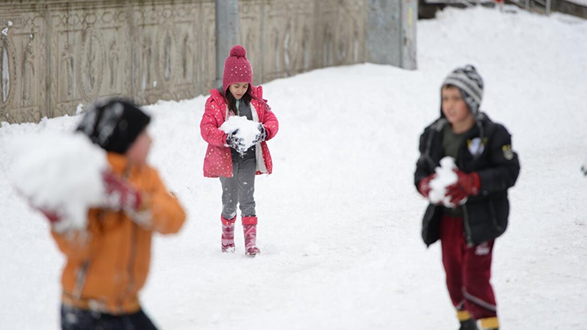 Nevşehir<br><br>Nevşehir'in Hacıbektaş, Acıgöl ve Derinkuyu ilçelerinde olumsuz hava koşulları nedeniyle eğitime bugün ara verildi. Kozaklı ilçesinde ise taşımalı eğitime ara verildi.