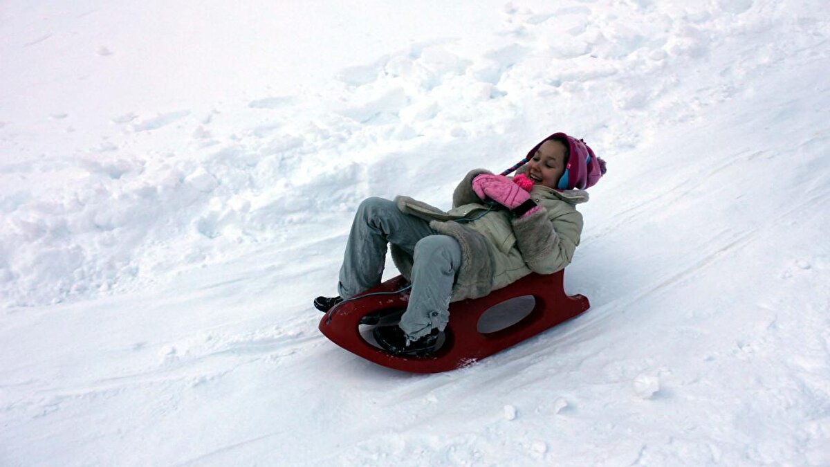 Sivas<br><br>Sivas'ta olumsuz hava koşulları nedeniyle il genelinde bugün okullarda eğitime ara verildi.