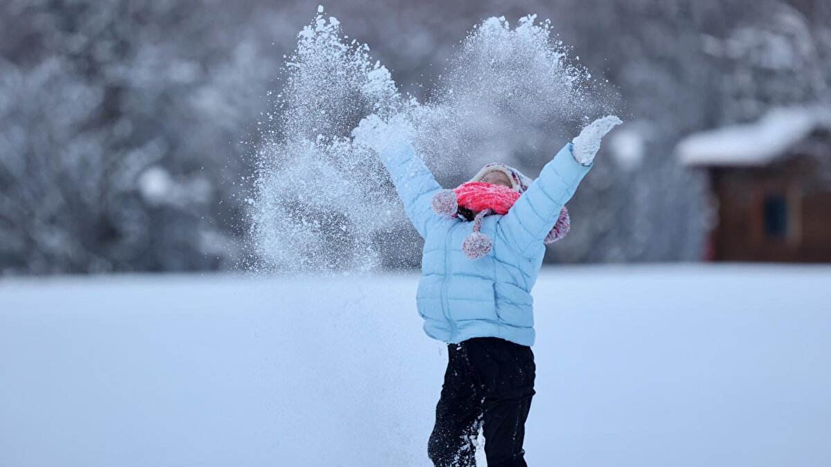 Niğde <br><br>Niğde'de kar yağışı ve olumsuz hava koşulları nedeniyle eğitime bugün ara verildi.
