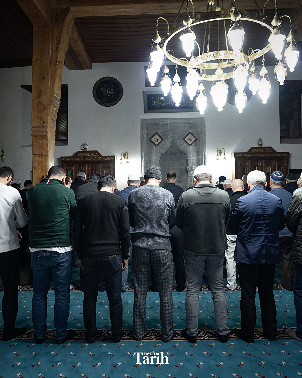 Namazı kıldıran hafızların takıldıkları yerde hatırlatmaları için hemen yanlarında "Fatih" ismi verilen din görevlileri yer alıyor.<br><br>