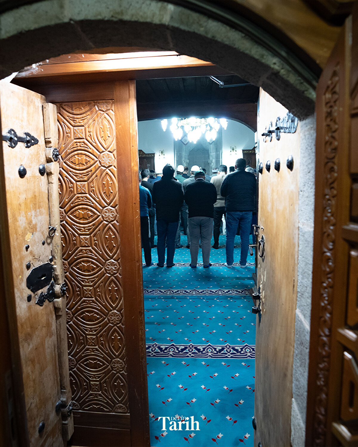 İl Müftüsü Rüstem Can, AA muhabirine, caminin bulunduğu caddenin de aynı isimde olduğunu, burasının ramazanda Kur'an-ı Kerim sesleriyle yankılandığını söyledi.