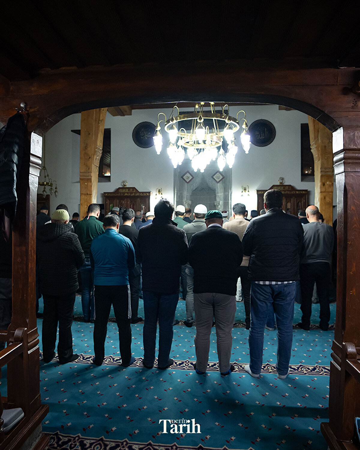 Tarihi camide 16. yüzyılda yaşayan İslam alimi Pir Ali Baba zamanından beri hatimle teravih namazı kılındığı belirtiliyor.