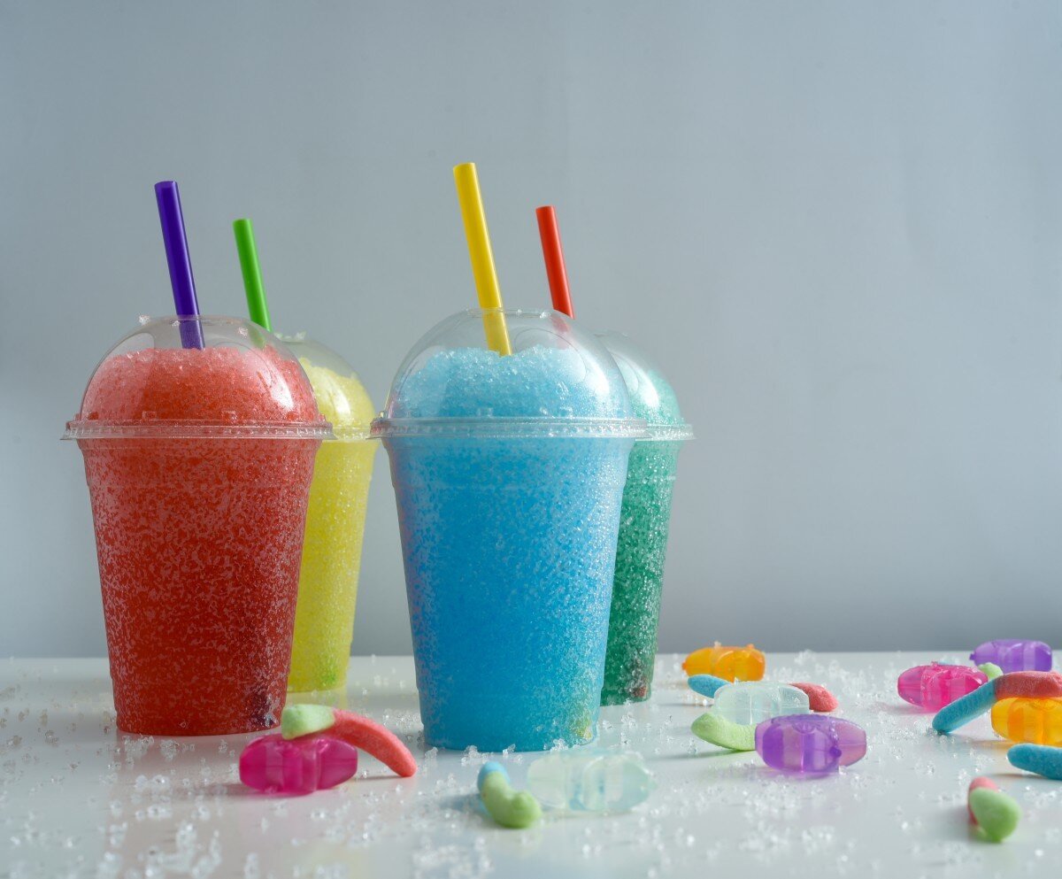 1-Slushie<br>Tipik olarak buz, şurup ve tatlandırıcılardan oluşan bu içecekleri çocuklar 1970'lerden beri höpürdeterek içmektedir ancak tehlikeleri ancak son zamanlarda bu kadar belirgin hale geldi. Slushilerdeki sorunlu bileşen gliseroldür. Prof. Crushell, şekere alternatif olarak kullanılan gliserolü şöyle açıklıyor: “Eğer bir çocuğa yüksek dozda gliserol verirseniz metabolizması bununla baş edemez. Çocuğun vücudundaki glikoz metabolizmasına müdahale ederek kan şekeri seviyelerinde düşüşe neden olur ve bu da hipoglisemi ve bilinç kaybıyla sonuçlanabilir.”<br><br>Gıda Standartları Ajansı'nın (FSA) mevcut tavsiyesine göre beş yaşından küçükler bu içeceklerden uzak durmalı ve 11 yaşından küçükler de bir taneden fazla içmemelidir. Ancak sağlık görevlileri, çocukların en az sekiz yaşına gelene kadar slushie içmelerine izin verilmemesi gerektiğine inanıyor.
