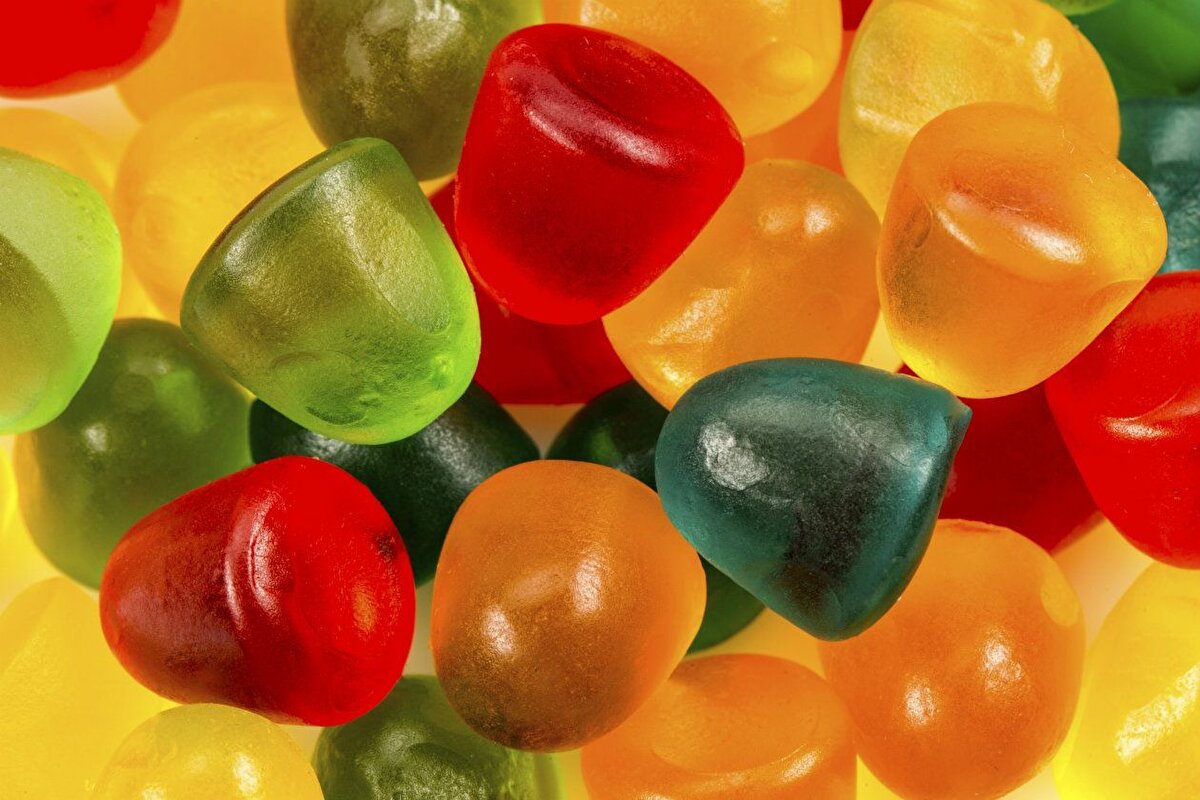 3- Jelibon<br>İnsan davranışının doğasında var olan tatlılık tercihi, şekerlemeleri çocuklar için karşı konulmaz bir seçenek haline getiriyor.<br><br>Lambert, “Jelibonlar esasen saf şekerdir ve bunları sık sık tüketmek kan şekeri seviyelerini yükseltebilir ve kısa bir süre sonra enerji çökmesine yol açabilir. Zamanla, yüksek şekerli diyetler çocukluk obezitesi, Tip 2 diyabet ve kötü ağız sağlığı riskini artırabilir. Küçük çocuklar da kan şekerinin yükselmesi sonucu ruh halleri, davranışları ve odaklanmaları üzerinde olumsuz etkiler yaşayabilir” diyor.