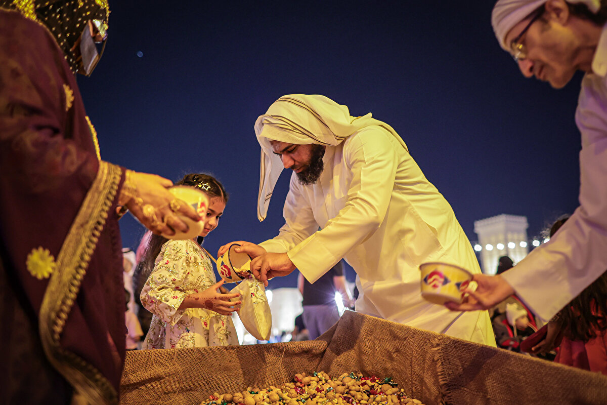 Çocukların, Ramazan ayının ilk yarısında oruç tutmalarını ödüllendirmek için kutlanan gece, onları Ramazanın geri kalanında da oruç tutmaya teşvik ediyor. 