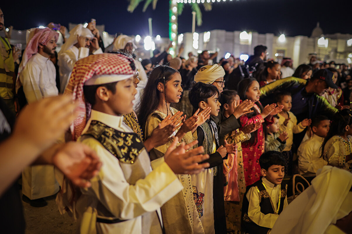 Bu gece için süslenen sokaklarda gezinen çocuklar, "Bize ver, Allah da sana versin. Yolun Mekke'ye çıksın. Ah Mekke, güzel Mekke" şeklinde tekerlemeler söylüyor.