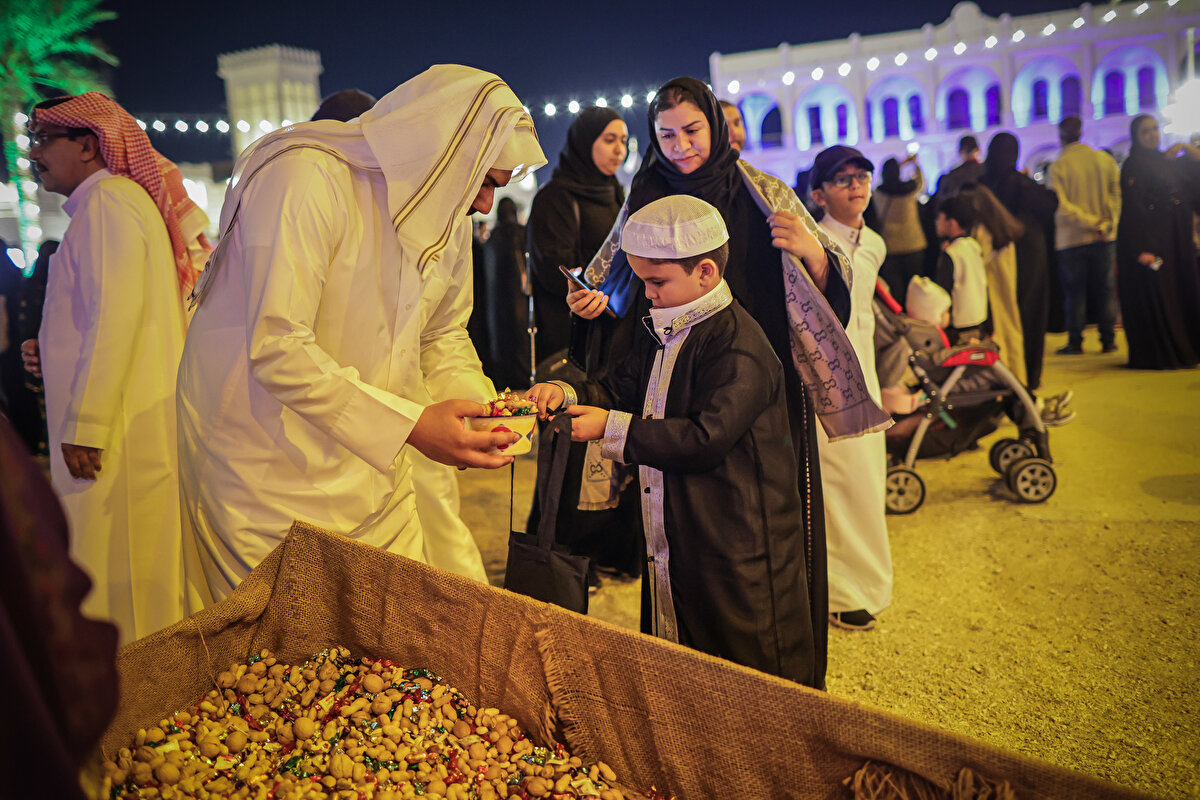 Kelimenin aslının, "çocukların kapıyı çalması" ve "inci aramak için dalış yapma" anlamlarından da gelebileceği yönünde farklı rivayetler de bulunuyor.