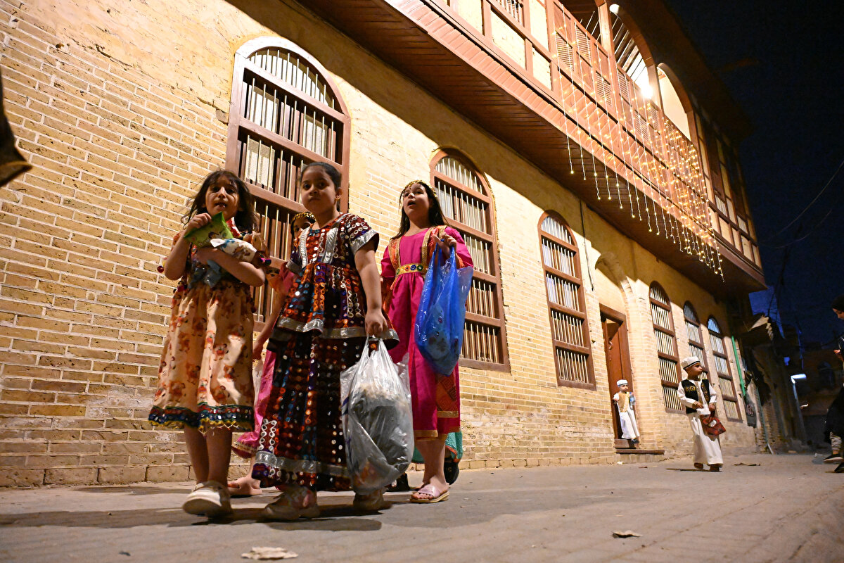 Ramazan ayının 14. gecesinde, iftar yemeğinin ardından çocuklar, geleneksel kıyafetlerini giyerek, gezintiye çıkıyor.