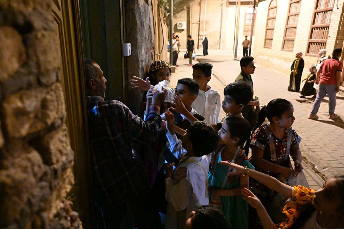 Gece geç saatlere kadar süren kutlamalarda aileler kısa ev ziyaretleri gerçekleştirirken, ellerine kına yakmış rengarenk geleneksel kıyafetler içindeki çocuklar da “Karankau" tekerlemesini okuduktan sonra evlerden şeker ve yemiş topluyor.