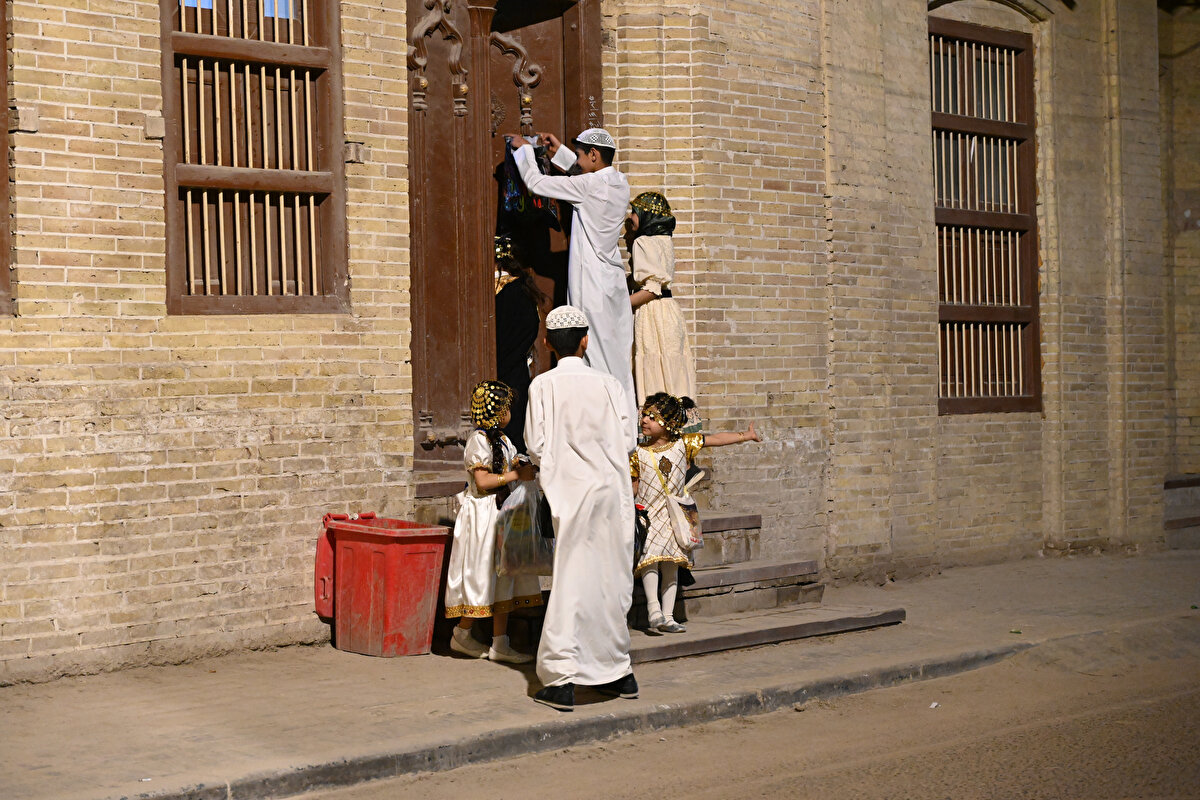 Ayrıca, Ramazan ayının ortasında anne babaların, Kur'ân-ı Kerîm'den 15 cüz ezberleyen çocuklarını şekerleme ve hediyelerle ödüllendirmesinin de "Karankau" geleneğinin başlangıç sebebi olduğu anlatılıyor. 