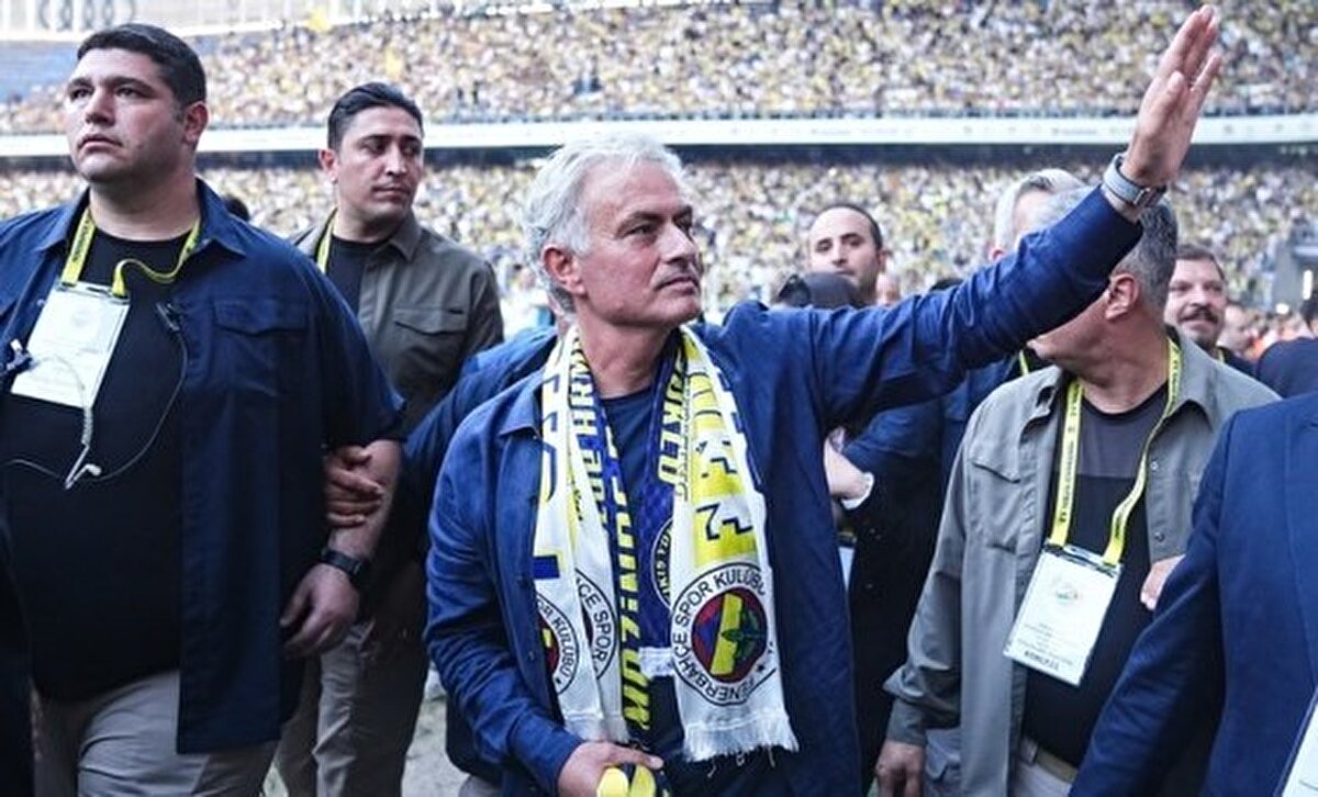Öte yandan haberde Fenerbahçe'nin Jose Mourinho ile yeni sözleşme imzalamak istediği de vurgulandı.