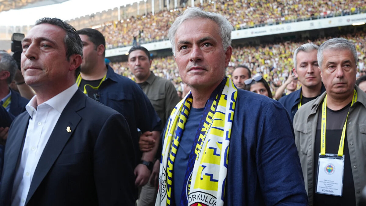 Ali Koç'un yakın zamanda Portekizli teknik adamla bir araya geleceği, Mourinho'nun da Fenerbahçe'de mutlu olduğu ve sözleşme yenilemeye sıcak baktığı kaydedildi.