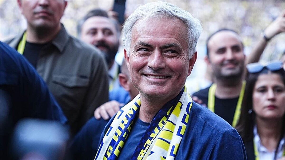 Sarı-lacivertli yönetim, 2 yıllık sözleşme imzaladığı Jose Mourinho'nun her koşulda gelecek sezon da takımın başında olacağını her fırsatta dile getirirken, bunun gerçekleşmesi halinde 52 yıllık "gelenek" sona erebilir.