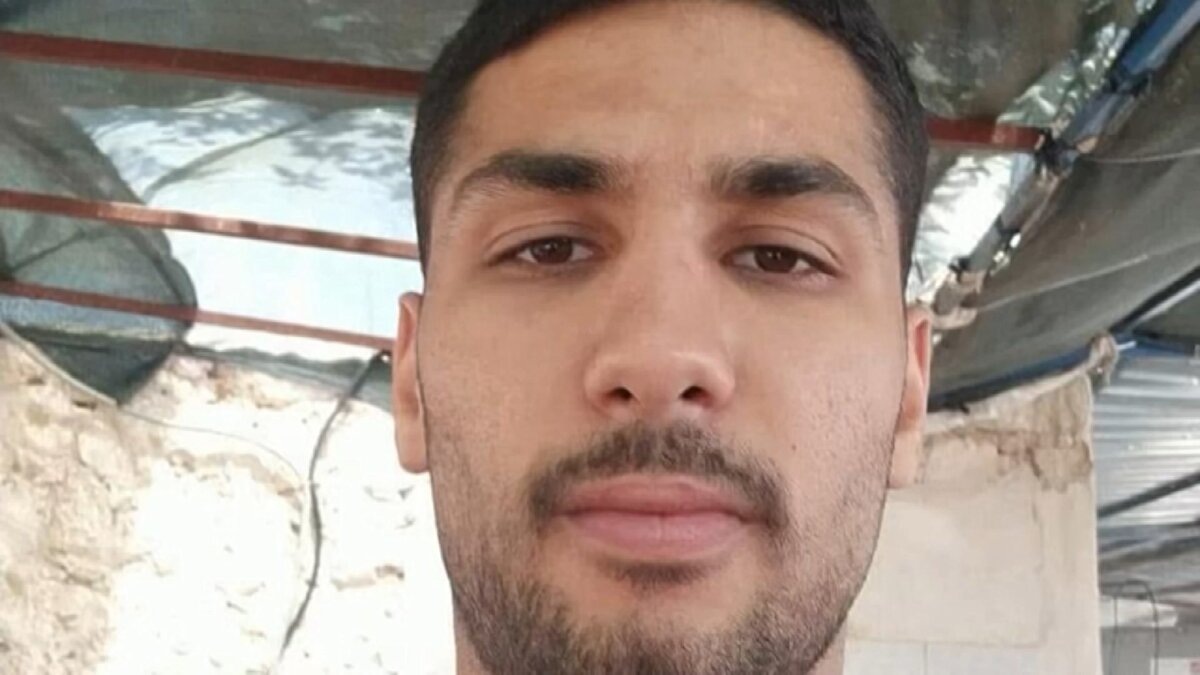 Saldırganlar yakalandı<br><br>İhbar üzerine olay yerine gelen ekipler aldıkları güvenlik önlemlerinin ardından çevrede bulunan güvenlik kameralarını incelemeye aldı. Kimlikleri tespit edilen şüpheliler Esenler İlçe Emniyet Müdürlüğü Asayiş Büro Amirliği ekipleri tarafından kısa sürede yakalandı. Gözaltına alınan, Berat C., Baran C., ve Musa P. emniyetteki işlemlerinin ardından adliyeye sevk edildi.