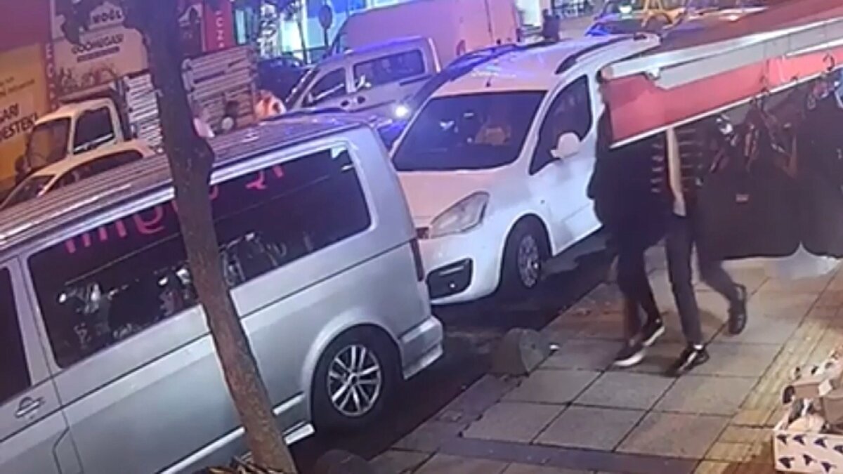 Bir insanın hayatı bu kadar ucuz olmamalı. Allah ölen arkadaşın ailesine sabır versin. Gerçekten ülkenin hali çok kötü. 26 yaşında gencecik bir çocuk yazık günah. 15-18 yaşlarında ufacık çocuklar. Demek ki hepimizin hayati tehlikesi var. Bugün sana yarın bana. Her an her yerde her şey olabilir artık" dedi.