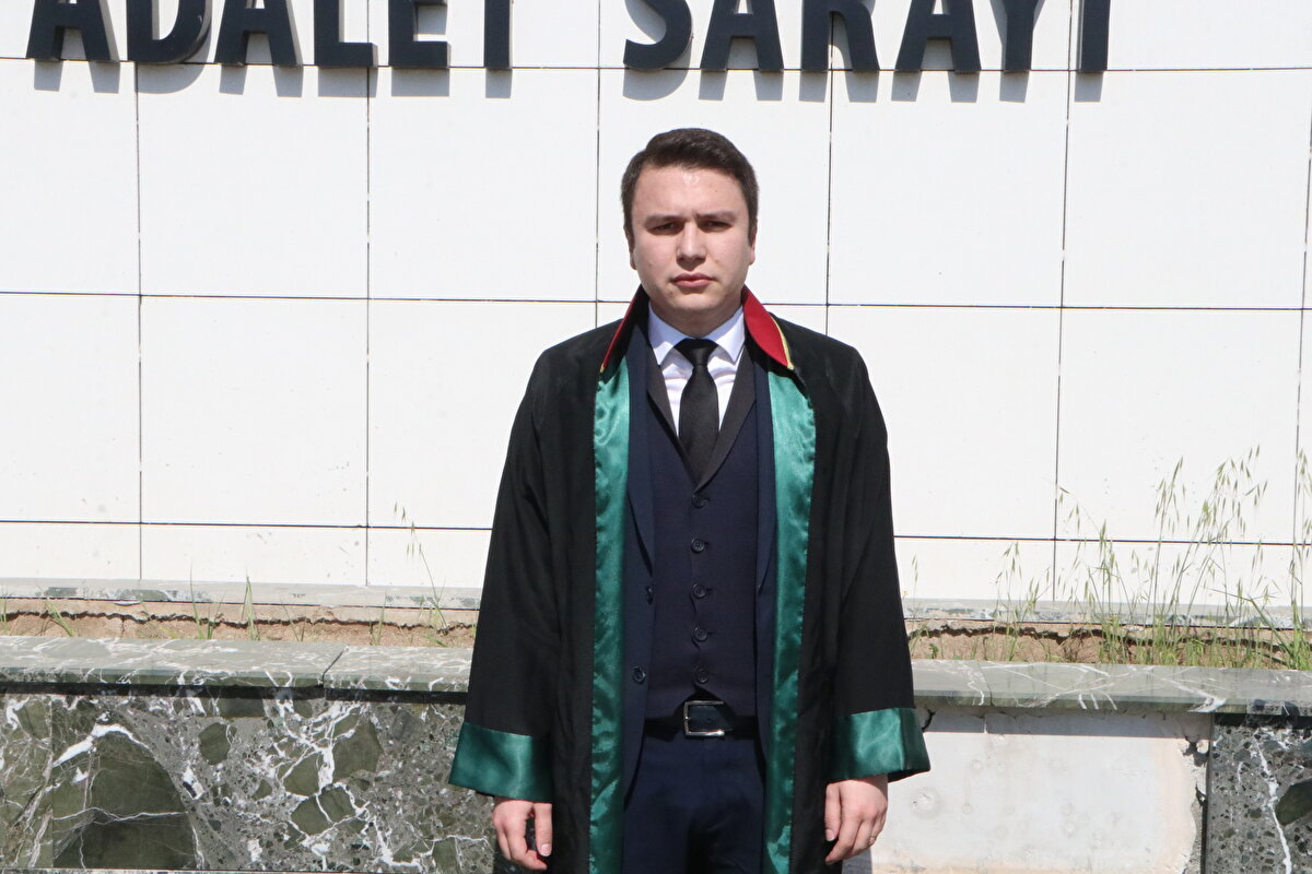 Sanık Şeref Aslantaş'nın avukatı Utku Uzun da tanık beyanlarının çelişkili olduğunu belirterek, "Şeref'in fiziksel özelliklerine bakacak olursak, 2 kişiyi tek başına öldürmesi, hayatın olağan akışına aykırı ve akla mantığa uygun gelmiyor. Dosya kapsamında dinlenen ve olay yerinde olan diğer tanıkların beyanları birbiri ile çelişiyor. Bununla birlikte dosya kapsamında olay yerinde ilk gün polisin tespit edemediği ama olay günü orada olduğunu beyan eden tanıklar oldu. Tüm tanıkların beyanları birbiriyle çelişkili. Bu olayda 2 kişi vefat etti, bizim müvekkilimiz Şeref Aslantaş 2 müebbetle yargılanıyor. Özellikle Eren'in failinin müvekkil Şeref olmadığını kesin olarak düşünüyoruz. Çünkü Eren olay yerinde motoru ile uzaklaşıyor, Atakan isimli şahıs onun arkasından takip ediyor. Ondan sonra Eren'in öldüğü bilgisi çok sonra geliyor" diye konuştu. 