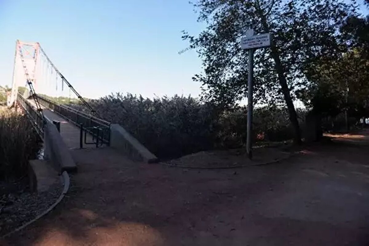 Olay, 23 Kasım 2023'te Yüreğir ilçesi Kışla Mahallesi'ndeki Gençlik Köprüsü’nde meydana geldi. Şeref Aslantaş, buluştuğu mahalleden arkadaşları Alperen Kaya ile Eren Güngör'le içki içtikleri sırada küfürleşip, tartıştı. İddiaya göre, Aslantaş, çıkan arbedede Kaya'yı göğsünden, kavgayı ayırmak isteyen Güngör'ü de karnından bıçaklayıp, kaçtı. Hastaneye kaldırılan Kaya ile Güngör, kurtarılamadı. Cinayet Büro Amirliği ekiplerince yakalanan Aslantaş, tutuklandı.