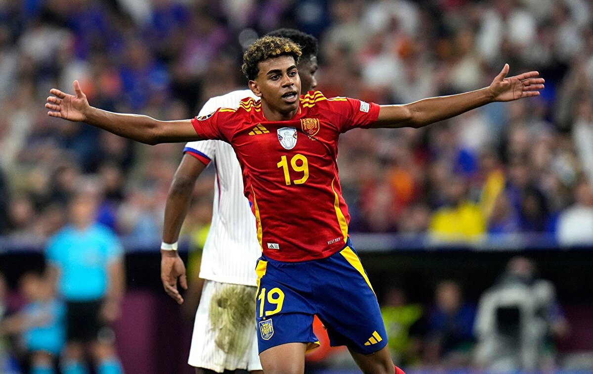 Lamıne Yamal<br>Kulüp: Barcelona<br>Puan: 90.8<br>