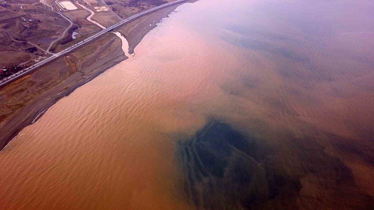 Meteorolojinin yaptığı uyarının ardından Ahlat ilçesinde karla karışık yağmur etkili oldu. Yağış sonrası sel suları dere yataklarından Van Gölü’ne döküldü. İlçenin Ahlat-Tatvan yolu üzerindeki 7 kilometrelik hattan dökülen sel suları sonrası Van Gölü kahverengiye boyanırken ortaya çıkan görüntü ise havadan görüntülendi.