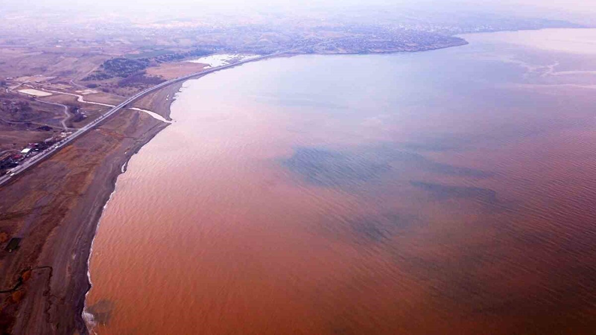 Vatandaşlardan Yunus Nazlı, ilk defa böyle bir görüntüyle karşılaştığını, kızıl ve mavi renkleriyle Van Gölü’nün farklı bir görüntüye büründüğünü söyledi. Nazlı, "Van Gölü yağmur sularıyla kızıla dönmüş. İlk defa böyle bir görüntü gördük. Bizde durup videoya çektik" dedi.