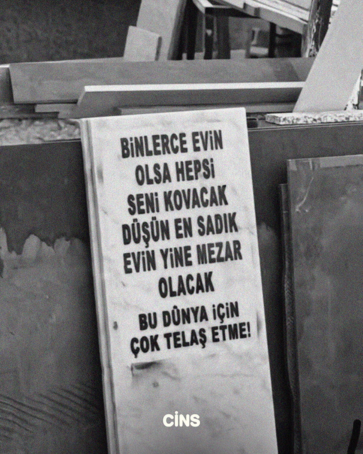 Binlerce evin olsa hepsi seni kovacak. Düşün en sadık evin yine mezar olacak. Bu dünya için telaş etme 