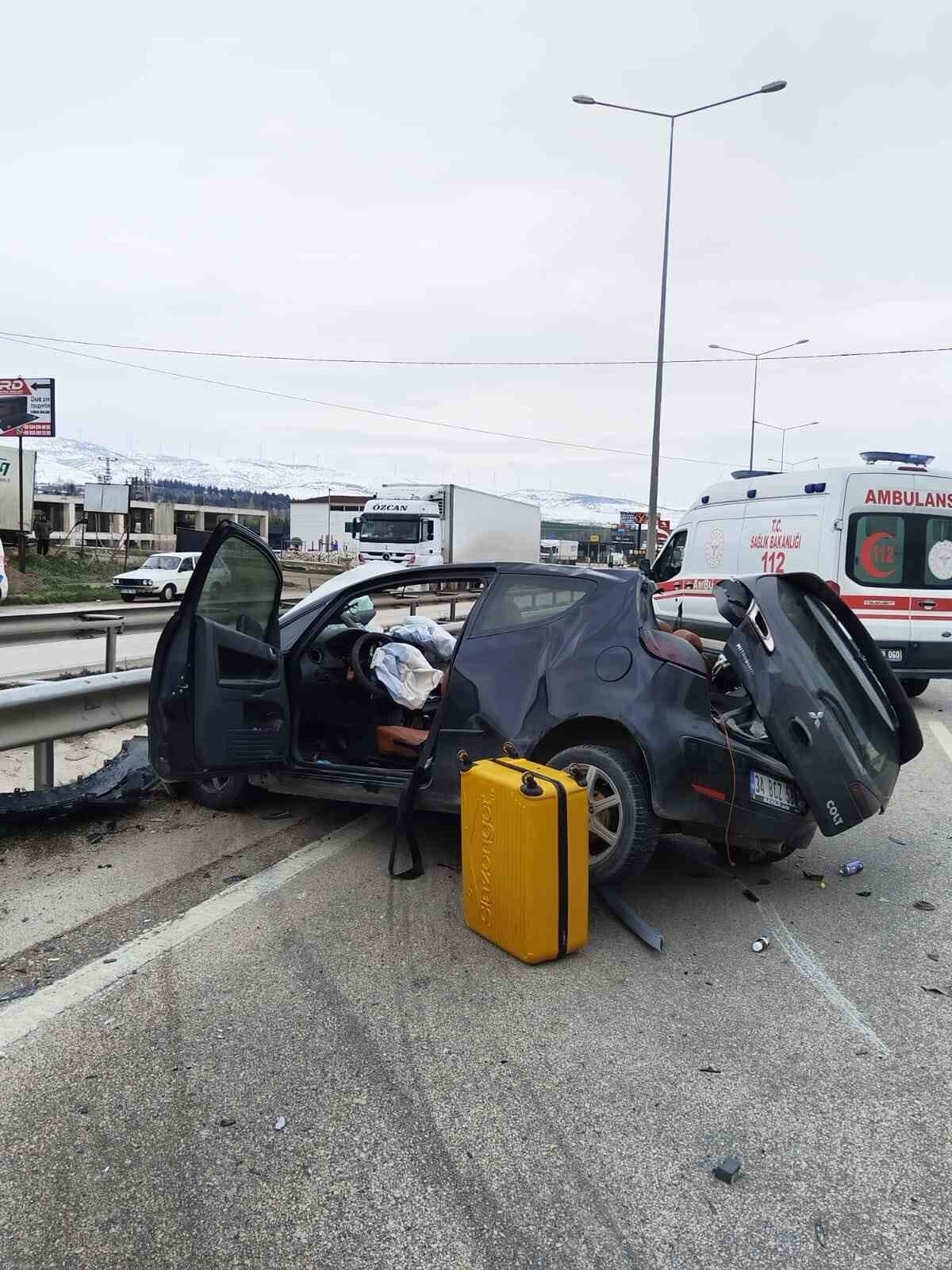 Kazada sürücü baba Mehmet Büyükada, anne Buket Çağla Büyükada ve 7 yaşındaki ikiz oğulları yaralandı.