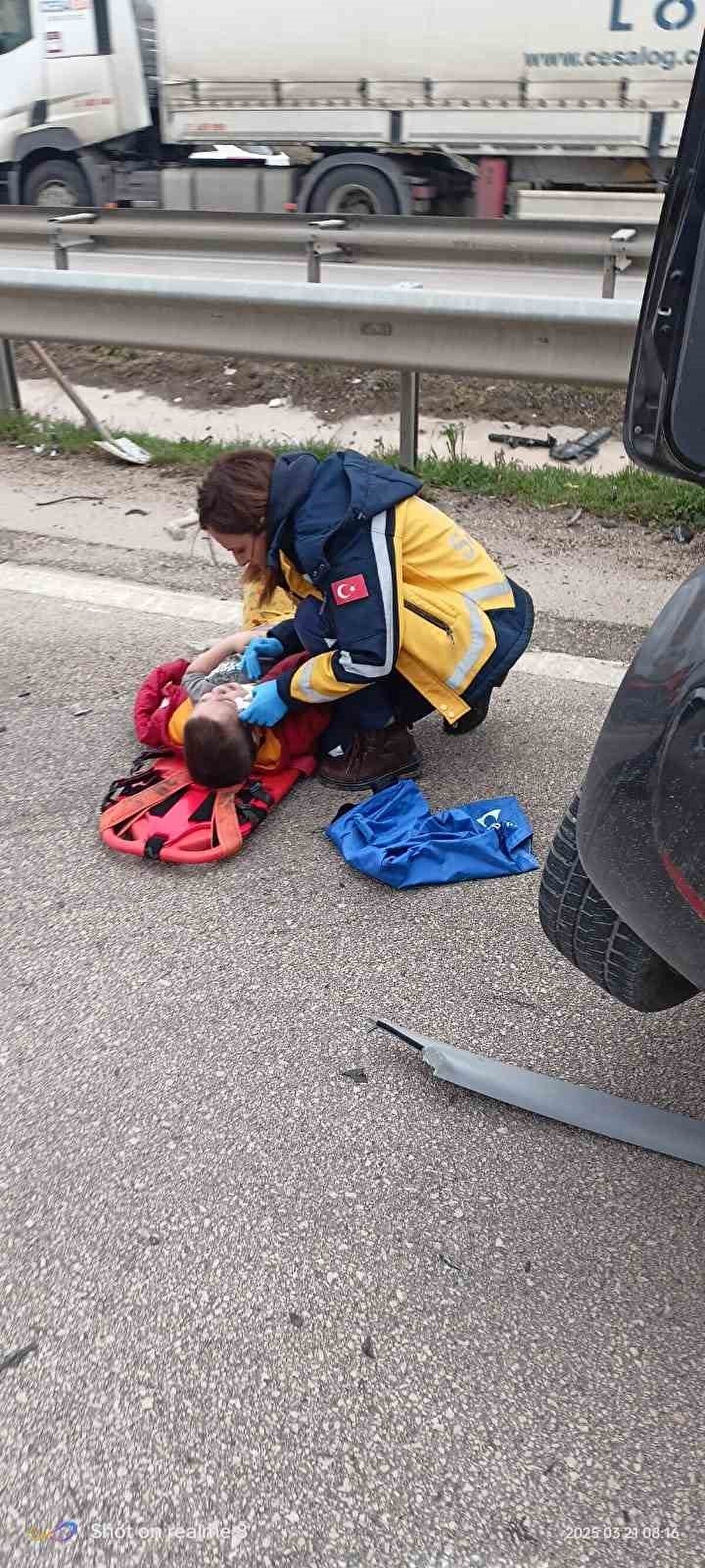 Ambulansla kaldırıldıkları Merzifon Kara Mustafa Paşa Devlet Hastanesi’nde tedavi altına alınan baba ve çocuklarının hayati tehlikeleri bulunmazken, kaburgalarında kırık oluşan annenin ise il merkezine sevk edildiği öğrenildi.
