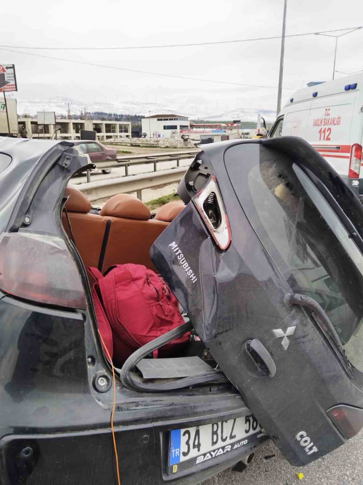 Savrularak bariyerlere de çarpan otomobil parçalara ayrıldı. Kazanın bildirilmesi üzerine polis, acil sağlık ve itfaiye ekipleri sevk edildi.