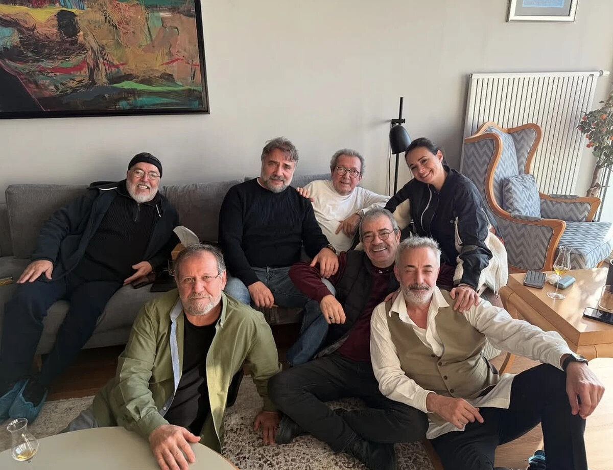 Geçtiğimiz aylarda Kurtlar Vadisi ekibinden Selçuk Yöntem, Özgü Namal, Oktay Kaynarca ve Mehmet Aslantuğ ile buluşan Sınav'ın vefat haberi ile birlikte Kurtlar Vadisi dönemi yeniden gündeme geldi.