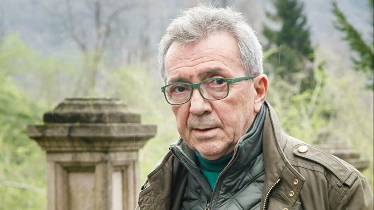 Kurtlar Vadisi'ni neden bıraktı? <br><br>Vefatının ardından, katıldığı bir programda kendisine yöneltilen "Kurtlar Vadisi nedeniyle sarfettiğiniz 'Keşke'nin sebebi ne? Bildiğimiz kadarıyla bırakmakla ilgili bir pişmanlığınız yok?" sorusuna "Hayır yok" cevabını veren Sınav'a "Peki neden bıraktınız?" sorusu yöneltilince, usta yönetmen şu cevabı veriyor: