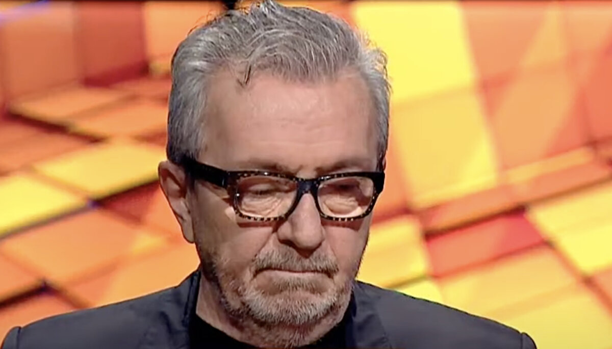 "Pas geçme hakkım var mı? Bu soruyu hep pas geçtim, bu soru bana 12 yıldır soruluyor. Buna hiç gerçek cevabı vermedim. Bende kalacak ve sır olarak gidecek. Bu benim kırmızı sorum."