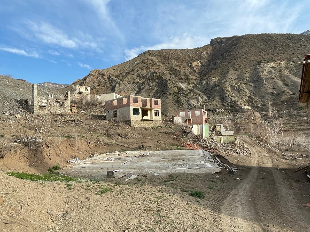 Yusufeli ilçesinde Çoruh Nehri'nin üzerine projelendirilip, temeli 26 Şubat 2013'te atılan, 275 metre gövde yüksekliği ile Türkiye'nin en yüksek, dünyanın 5'inci en yüksek barajı Yusufeli Barajı ile hidroelektrik santrali (HES) inşası tamamlandı. Baraj inşası sürecinde Yusufeli halkı, su altında kalan köylerinden yeni inşa edilen yerleşim yerlerine taşındı.