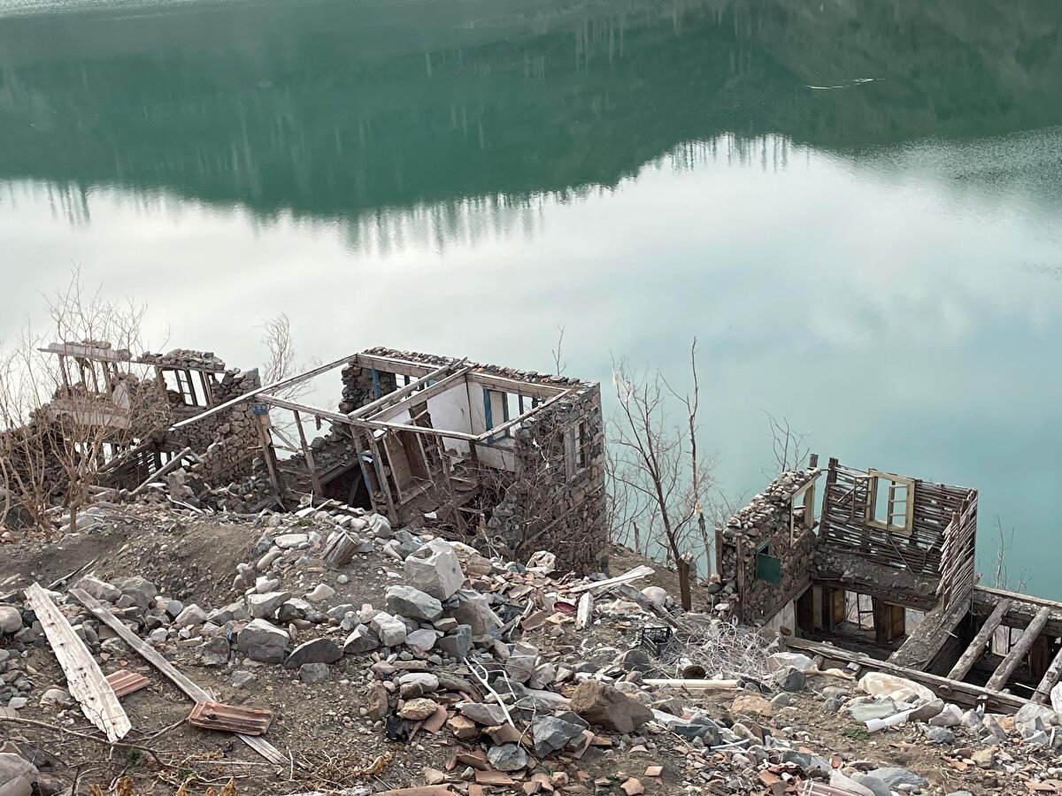 Anılarla dolu olan köyünü görünce üzüldüğünü ifade eden Şenol Şahin, "Bu köyde 25 yıl boyunca şoförlük yaptım; çok anılarım var. Sular geri çekilince okuduğumuz okul, camiler yollar ve köy meydanı ortaya çıktı. Moralimiz bozuluyor, üzülüyoruz. Çok insan geldi, geçti. Burada çok emeğimiz var; bu yüzden duygulanıyoruz" diye konuştu.