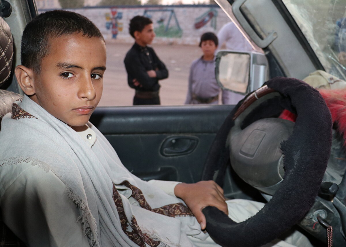 Ülkenin başka bir şehrinden Marib'e göç ettiklerini belirten Sasağa, "Ben babama ve aileme yardımcı olmak için çalışıyorum. Normalde babam dolmuşçuluk yapıyor, ben de ona yardım etmek için çıkıp dolmuşçuluk yaparak para kazanıyorum. Trafikte şu ana kadar bir problem yaşamadım. Yolların kalabalık olması, trafiğin çok olması benim için bir sorun oluşturmuyor." diyor.