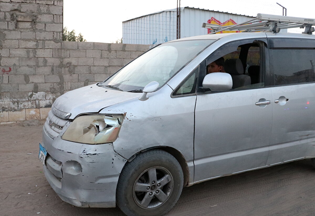 Şoförlük yapan 13 yaşındaki Mursi Muhammed Salih Zevid, yolcu taşımacılığı yaptığını anlatarak, "Aileme yardımcı olmak için araba sürmeyi öğrendim ve buradan elde ettiğim geliri ailemle paylaşıyorum. Trafik kalabalık olsa da bir sorun yaşamıyorum. Ekmeğimi kazanmaya çalışıyorum." diye konuşuyor