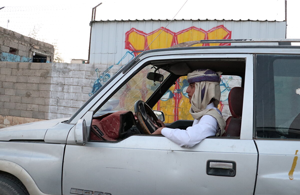 Çocuklardan 13 yaşındaki Halil Sasağa, araç sürmeyi babasından öğrendiğini söylüyor.