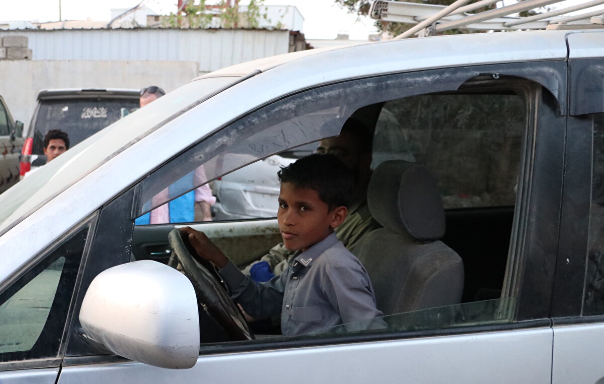Marib kentinde ticarî araçların direksiyonu başına geçmek zorunda kalan, yaşları 13 ile 15 arasında değişen bazı çocuklar, ailelerinin geçimini sağlamak için gün boyu şoförlük yapıyor.