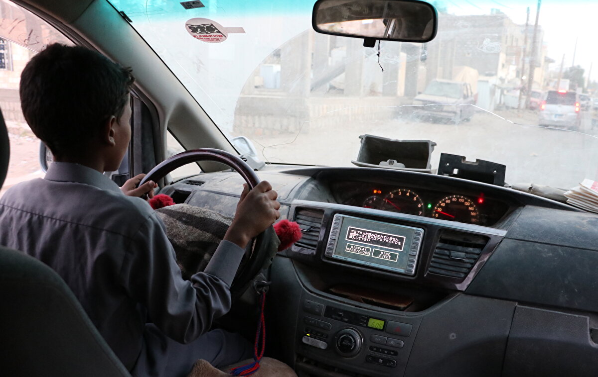 Babasının engelli olduğunu belirten 15 yaşındaki Muhammed Ammar Mebhut Cehlen de "Ailemin geçimine katkı sağlamak için araba sürüyorum. Araba sürdükten sonra ailemin geliri, yaşam kalitesi arttı." ifadelerini kullanıyor.