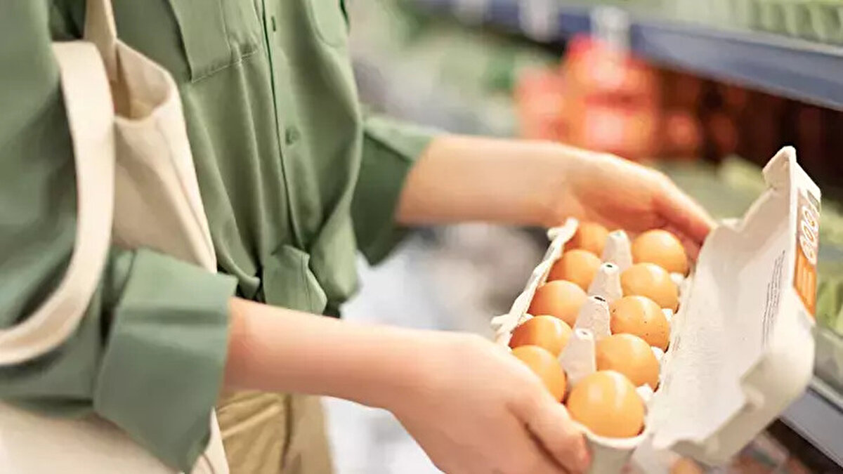 İbrahim Afyon, TÜİK’in bu yılın ocak ayına ilişkin "Kümes Hayvancılığı Üretimi" verilerine göre, tavuk yumurtası üretiminin yüzde 10,1 azalarak, 1 milyar 652 milyon 615 bin adede düştüğünü belirtti.