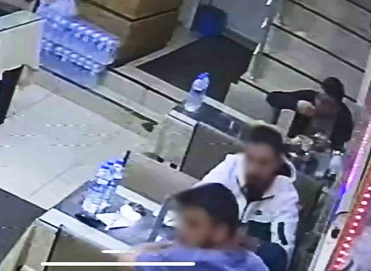 Müşterinin göğsündeki kızarıklar dikkatini çeken esnaf, kamera kayıtlarını izleyeceklerini söyleyince müşteri işlediği suçu kabul ederek, çorbanın parasını ödemek zorunda kaldı. Müşterinin kıllarını kopartıp tabağına koyma anları ise işyerinin güvenlik kamerasına anbean yansıdı.