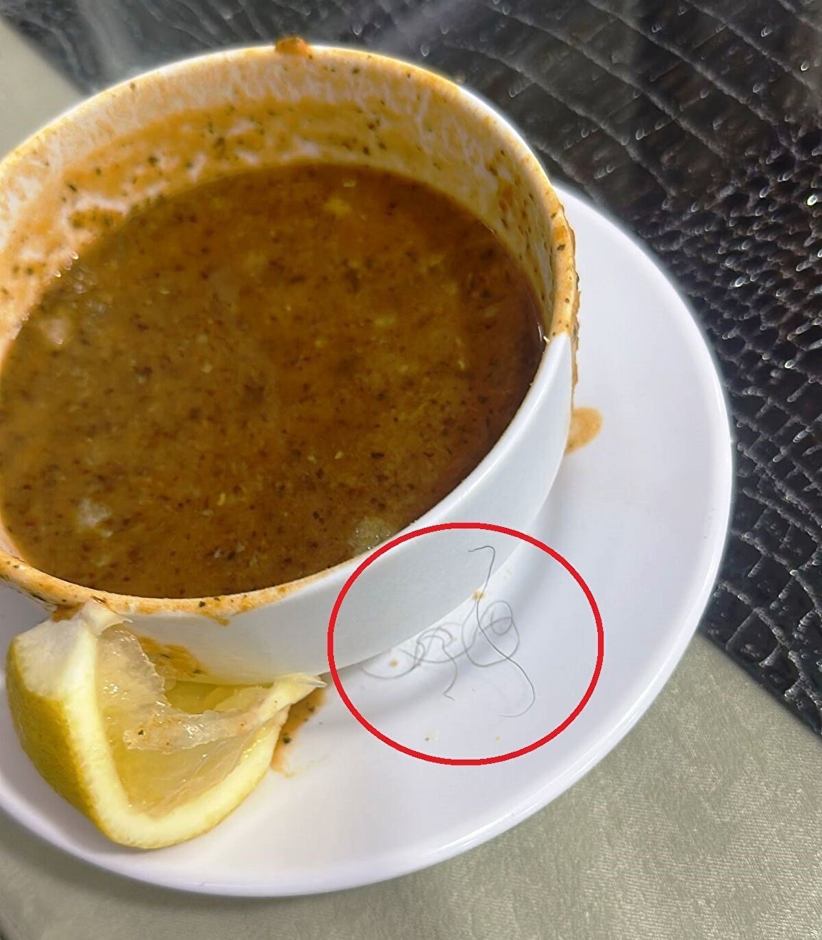 İçtiği 100 TL’lik bir çorbaydı. Psikolojik rahatsızlığı yok, sorulara normal cevap veriyor, alkollü değil, neden böyle bir şey yaptı bilemiyoruz. Kamera kayıtları sonrası da kendisi yaptığını kabul etti. Niye koydun sorularımıza cevap vermedi ve parasını ödedikten sonra da ayrıldı. 