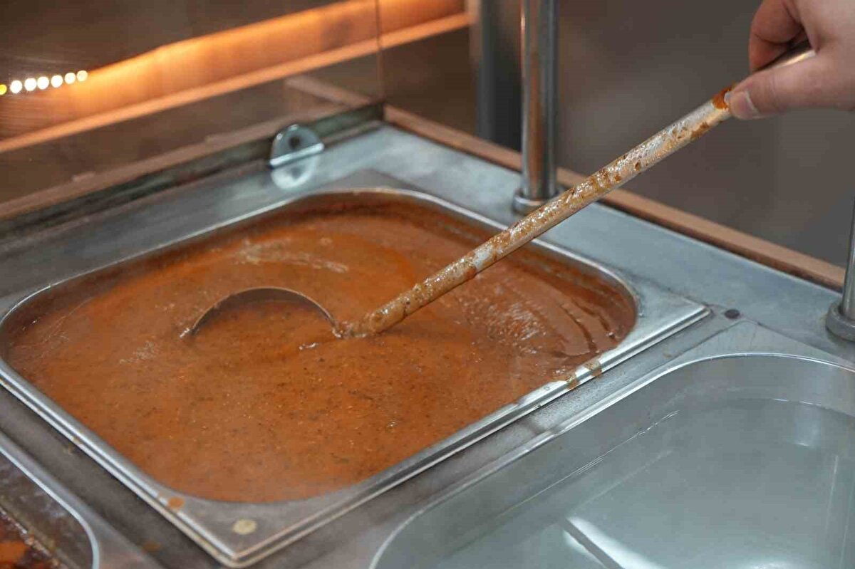 "100 TL’lik bir çorba sipariş etmişti"<br><br>İçtiği çorbanın ücretinin 100 TL olduğunu dile getiren Erdoğdu, "Kamera kayıtlarına bakana kadar kendisini göndermedik. Çünkü kamera kayıtlarına bakacağımızı söyleyince, ‘ben koydum’ dedi. Biz de emin olmak için izledik. İlk defa böyle bir şeyle karşılaşıyoruz. Göğsünden birçok kez kıl kopartıp tabağına koyuyor.