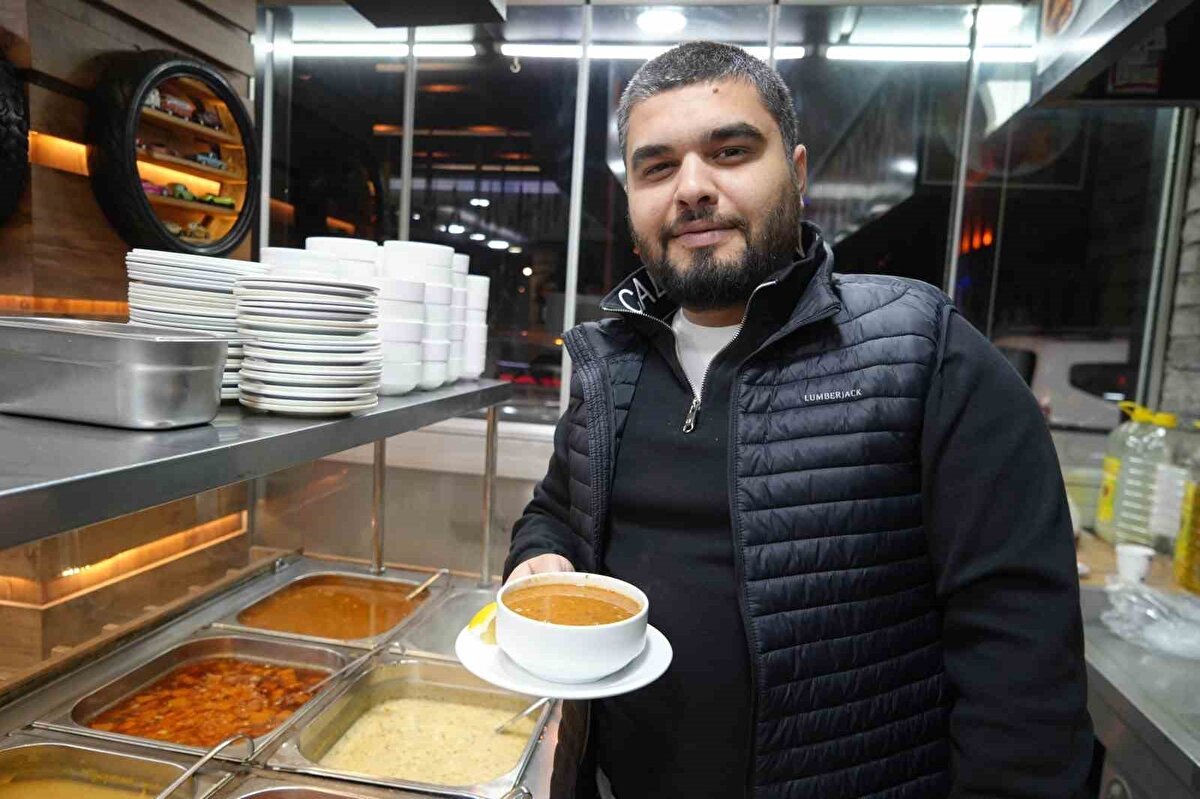 "Göğsündeki kılları kopartıp, tabağına atıyor"<br><br>Müşterinin göğsündeki kılları tek tek kopartarak tabağına attığını ifade eden lokanta sahibi Osman Erdoğdu, "Müşteri, 4 numaralı masada çorbasını içiyordu. Sonrasında kasaya gelip, ‘ben çorbanın yarısını içtim, yarısının mı yoksa tamamının mı parasını alırsın bilemem’ dedi. Ben de tam söylediysen tam parası alacağımızı söyledim. Sonrasında bana, ‘git de bir çorbana bak’ dedi. Çorbaya baktım, tabağın yanında kıllar var. Müşteriye, kılları onun koyup koymadığını sordum. Çünkü o şekilde kılların düşme imkanı yok. Kamera görüntülerinden izlemeye karar verdik. Sonra da gördük ki göğsünden kılları kopartıp tabağına atıyor. Biz de bunu görünce çorbanın ücretini aldık, şahsı gönderdik" dedi.