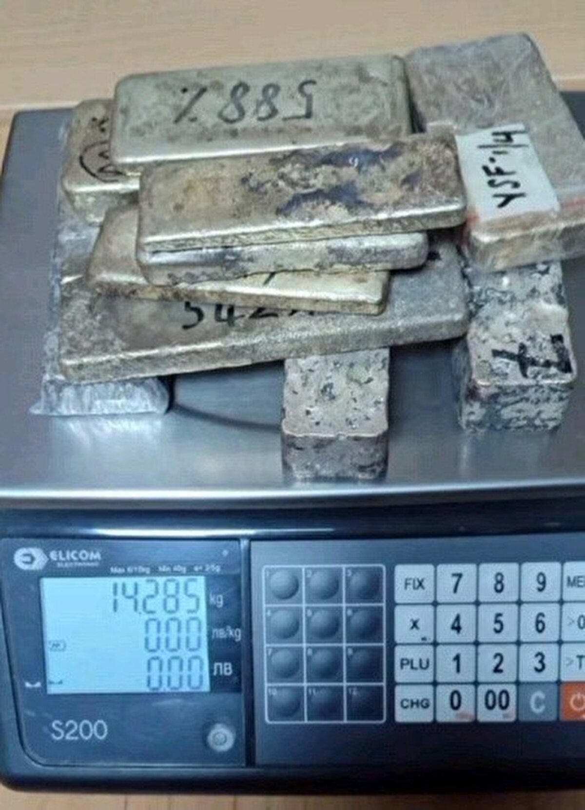 Kaçak altınlara el konulurken, olayla ilgili soruşturma başlatıldı.