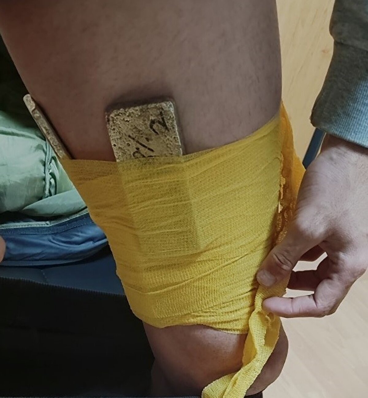 Tır sürücüsünün, altın külçelerini vücuduna yapıştırdığı ve ayakkabılarının içine gizlediği tespit edildi.