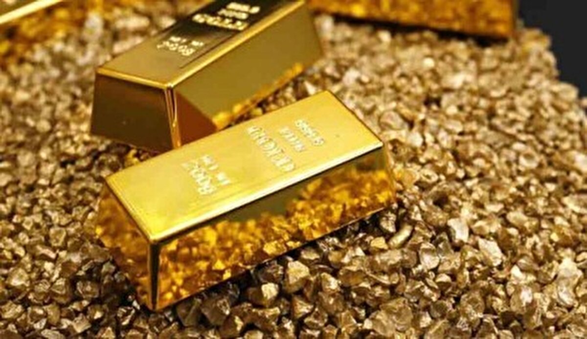 Gümrük tarifeleri<br><br>ABD'nin ithalat tarifelerine ilişkin endişeler, bu tarifelerin küresel ekonomik büyüme ve enflasyon üzerindeki potansiyel etkileri ve jeopolitik belirsizlikleri artırması altın fiyatını destekliyor. Tırmanan jeopolitik gerilimler, yükselen ticaret tarifeleri ve finansal piyasalarda artan belirsizlik ışığında, yatırımcılar giderek daha fazla istikrar ararken, bunu altında görüyor.<br><br>Küresel ticaret çatışması altın piyasasındaki tedarik zincirlerini etkilerken, değerli metallere uygulanan ithalat vergilerinden endişe duyan piyasa katılımcılarının son günlerde altın külçelerini Londra'dan New York'a kaydırdığı belirtiliyor. Hatta bazı analistler, ABD'ye yapılan altın transferlerinin altında yeni rekor arayışlarına sebep olduğunu iddia ediyor.