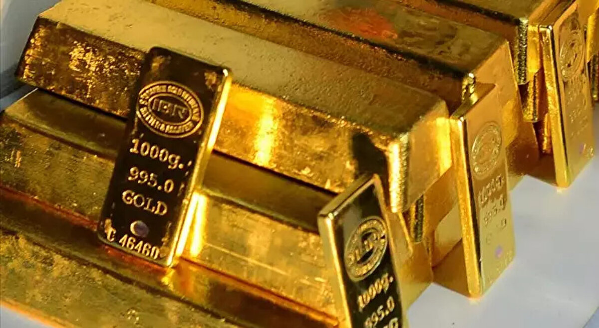 ABD bütçe açığı<br><br>Analistler, ABD'nin potansiyel olarak büyüyen bütçe açığına ilişkin endişeleri de altının fiyatını yukarı yönlü destekleyen ikinci faktör olarak görülüyor. ABD'de 2025 mali yılının 5'inci ayı olan şubat itibarıyla toplam bütçe açığı, önceki senenin aynı dönemine kıyasla yüzde 38 artarak 1,15 trilyon dolara ulaştı.