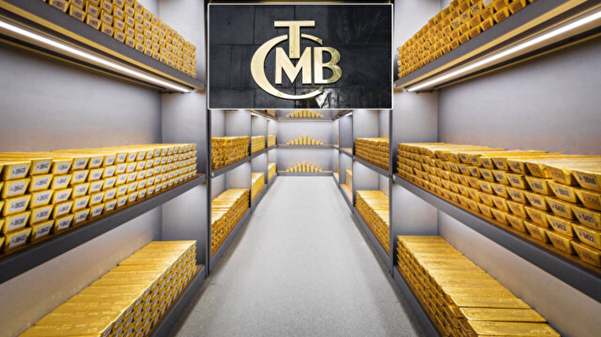 Merkez bankası alımları<br><br>WGC'nin "2024 Altın Talep Eğilimleri" raporuna göre, merkez bankalarının jeopolitik ve ekonomik risk ile enflasyona karşı korunmak ve portföylerini çeşitlendirmek hedefleriyle altına olan talepleri, orta ve uzun vadede artmaya devam ediyor.<br><br>Büyük merkez bankaları ayrıca geleneksel olarak büyük miktarda ABD tahvili bulundururken, son aylarda birçoğunun portföylerini altına doğru kaydırması dikkati çekiyor.<br><br>Altın talebi, 2024'te, enflasyon korkusu ya da küresel ticaretin çöküşü gibi süregelen jeopolitik ve ekonomik belirsizliklerin etkisi, merkez bankaları ve özel yatırımcıların ilgisiyle daha önce görülmemiş seviyelere ulaştı. Merkez bankaları, 2024'te de agresif alım stratejilerini sürdürerek art arda üçüncü kez 1000 tondan fazla altın satın aldı. 2023'te toplamda 1051 ton altın alan merkez bankaları, geçen yıl 1045 ton altını rezervlerine ekledi.