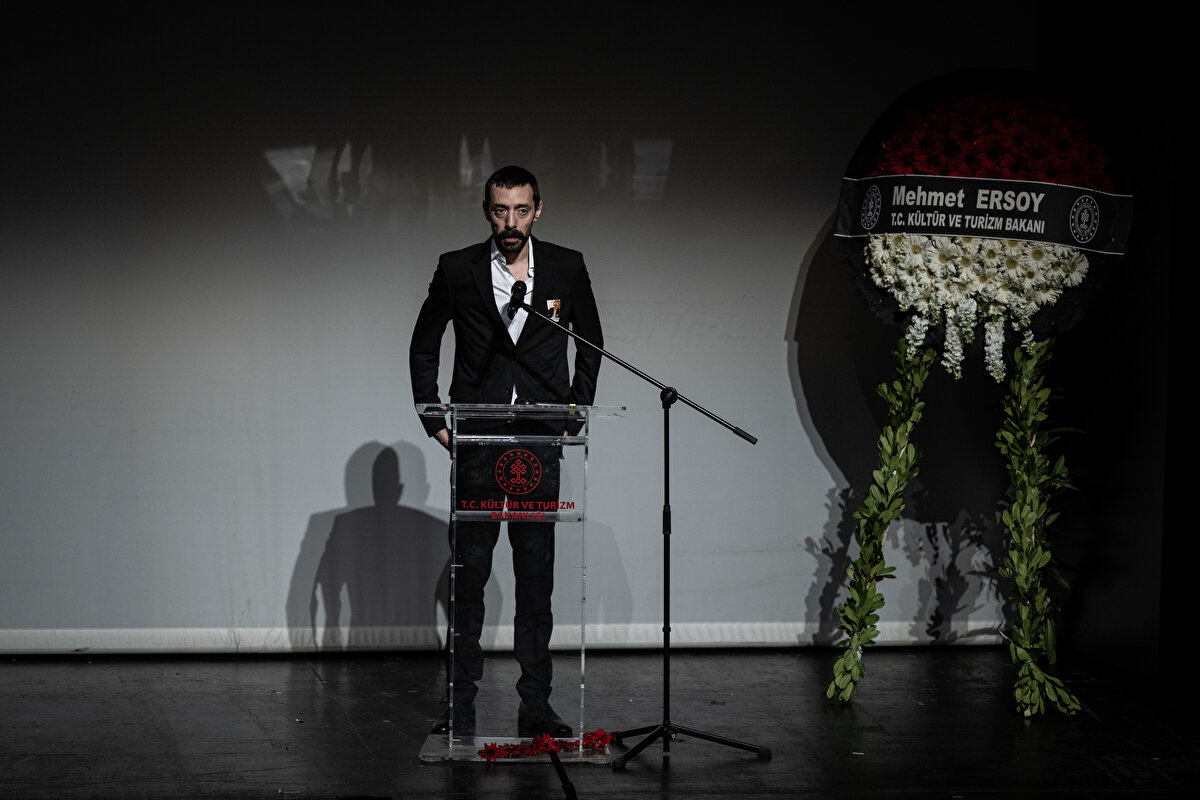 Sınav'ın eserleriyle herkese ayna tuttuğuna işaret eden Mumcu, şunları söyledi:<br><br>"Hepimizin, mahallemizin, ailemizin, milletimizin karakterinin en güzel yönlerini ekranlara taşıdı. Biliyoruz ki Osman Sınav'ın yeri hiçbir zaman dolmayacak ama geride bıraktığı eserler, nesiller boyunca izlenmeye ve bu toprakların ruhunu anlatmaya devam edecek. Onun yapımları yüreğinde memleket sevdası taşıyan herkes için birer hatıra olarak kalacak. Bugün biz ondan ayrılıyoruz ama o bize sinemayla, sanatla, milletimizin özünü anlatan hikayeleriyle dolu miras bırakıyor. Mekanı cennet olsun, nurlar içinde yatsın."